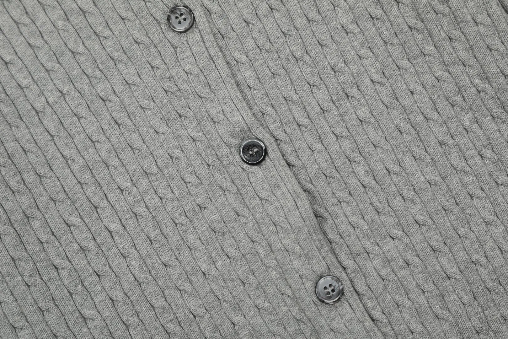 🅿️210 "Top quality" Style number: DS005# (not off the shelves all year round) [Ralph Lauren round neck solid color pony embroidered logo knitted cardigan long sleeves] ✅Ralph Lauren classic basic versatile twist knitted cardigan long sleeves ✅Main supplier platform live broadcast Wholesale entities Replenish when out of stock Not off the shelves ✅ZP quality 1:1 version Scan the code to enter the GF website Counter quality ✅Details and quality are the only one in Guangzhou. Imported quality cotton yarn, focusing on high-end, cost-effective, good quality needless to say. ✅The same style as Zhao Lusi is really amazing, so sweet, so beautiful. This cardigan is really good-looking. Rose red and white label Big red and blue label